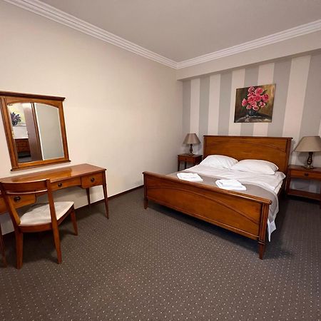 Centrum Konferencyjno-Apartamentowe Mrowka Варшава Екстер'єр фото