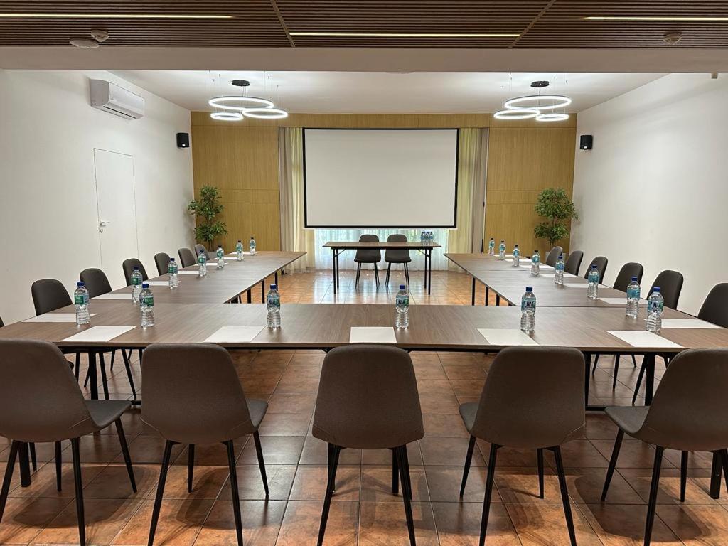 Centrum Konferencyjno-Apartamentowe Mrowka Варшава Екстер'єр фото