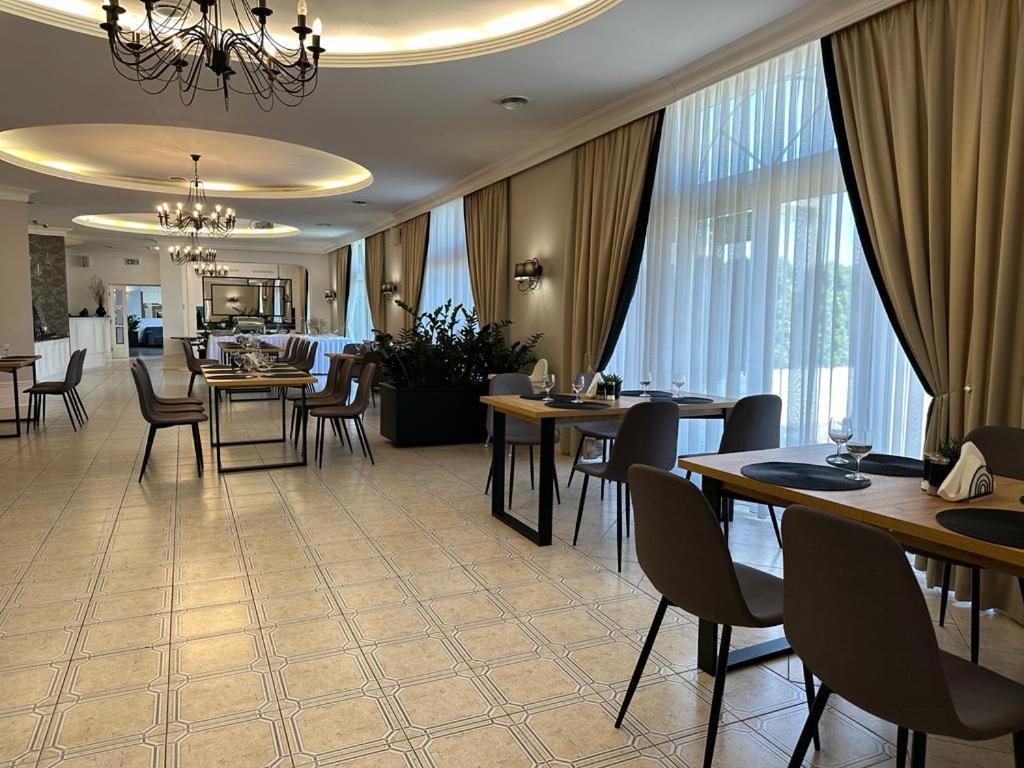 Centrum Konferencyjno-Apartamentowe Mrowka Варшава Екстер'єр фото