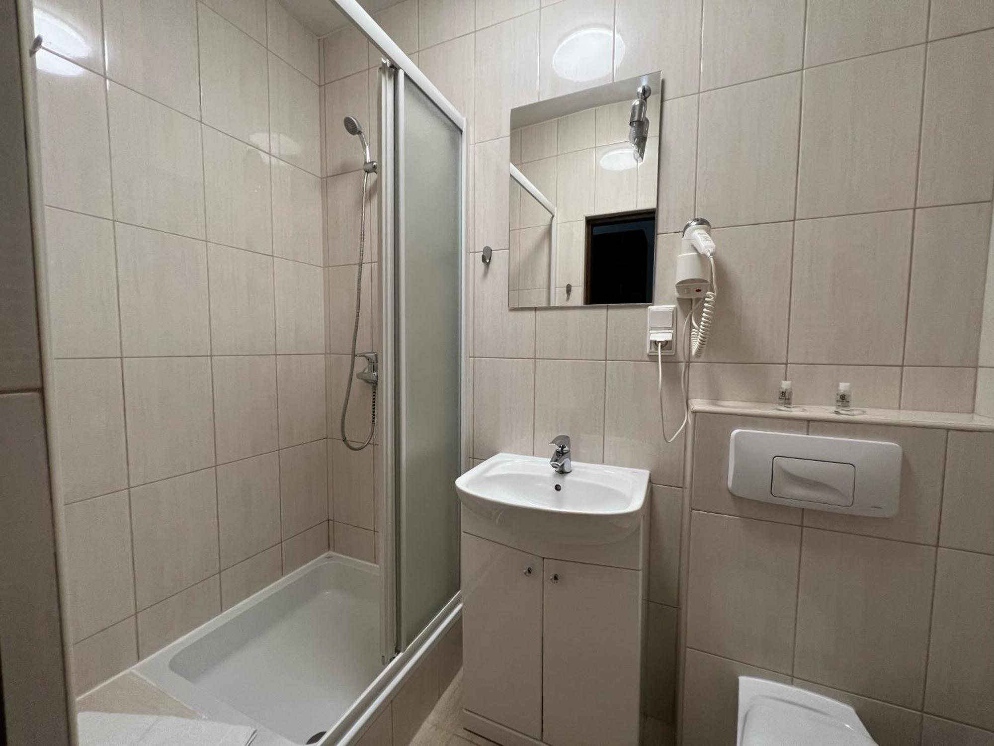 Centrum Konferencyjno-Apartamentowe Mrowka Варшава Екстер'єр фото