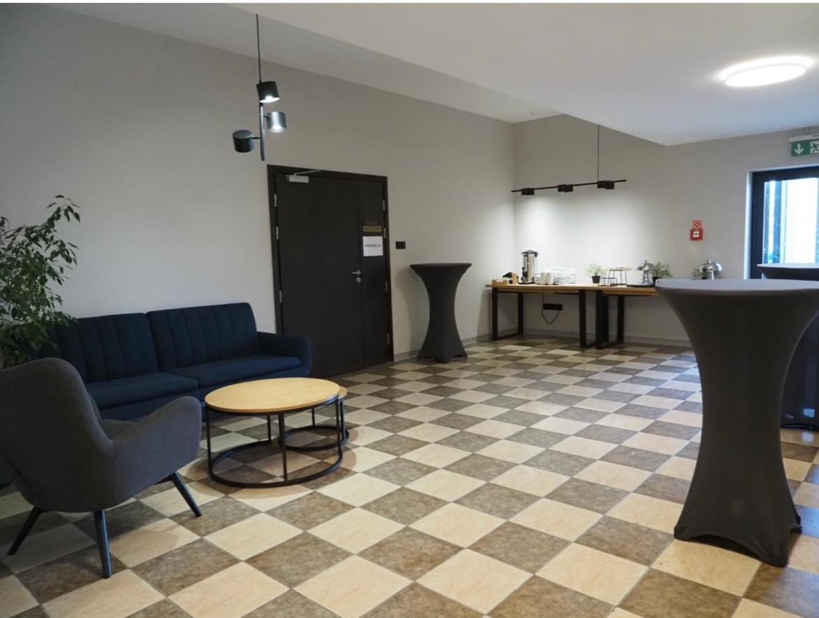 Centrum Konferencyjno-Apartamentowe Mrowka Варшава Екстер'єр фото