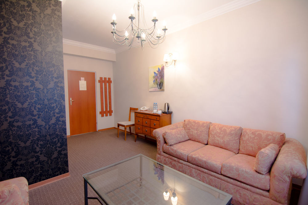Centrum Konferencyjno-Apartamentowe Mrowka Варшава Екстер'єр фото