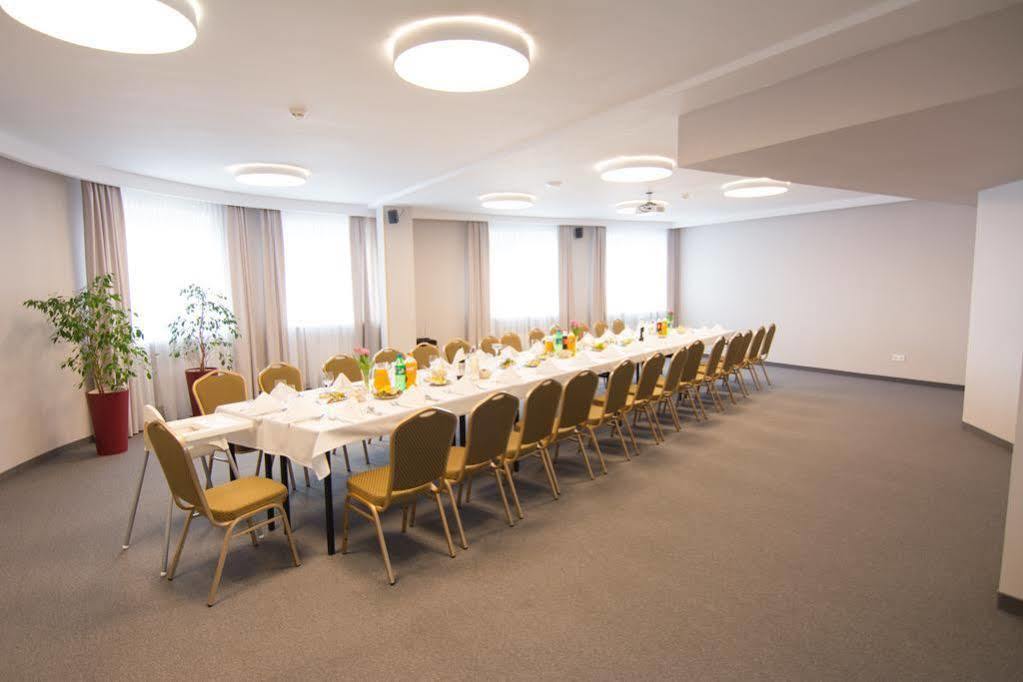 Centrum Konferencyjno-Apartamentowe Mrowka Варшава Екстер'єр фото