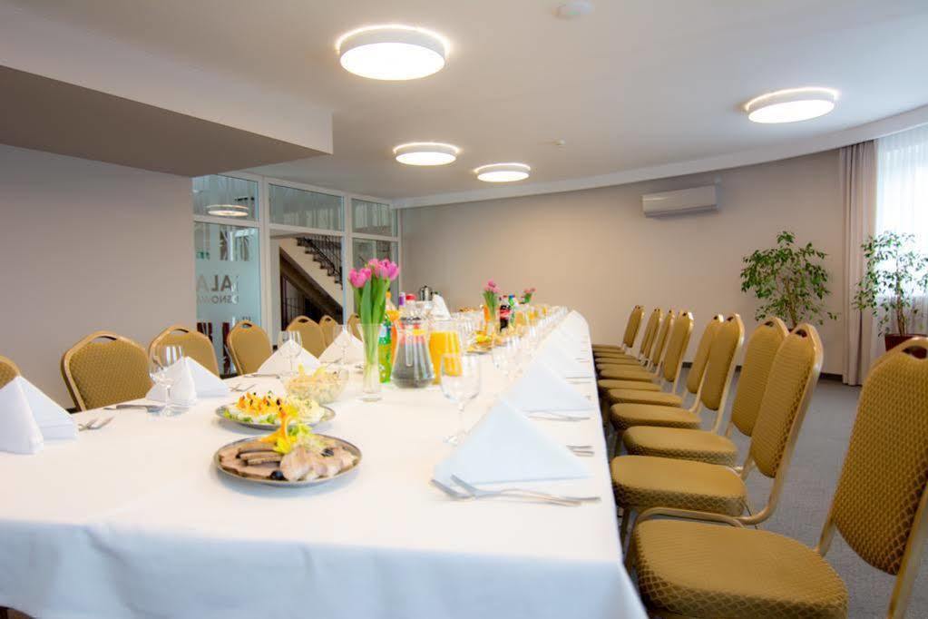 Centrum Konferencyjno-Apartamentowe Mrowka Варшава Екстер'єр фото