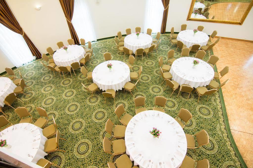 Centrum Konferencyjno-Apartamentowe Mrowka Варшава Екстер'єр фото