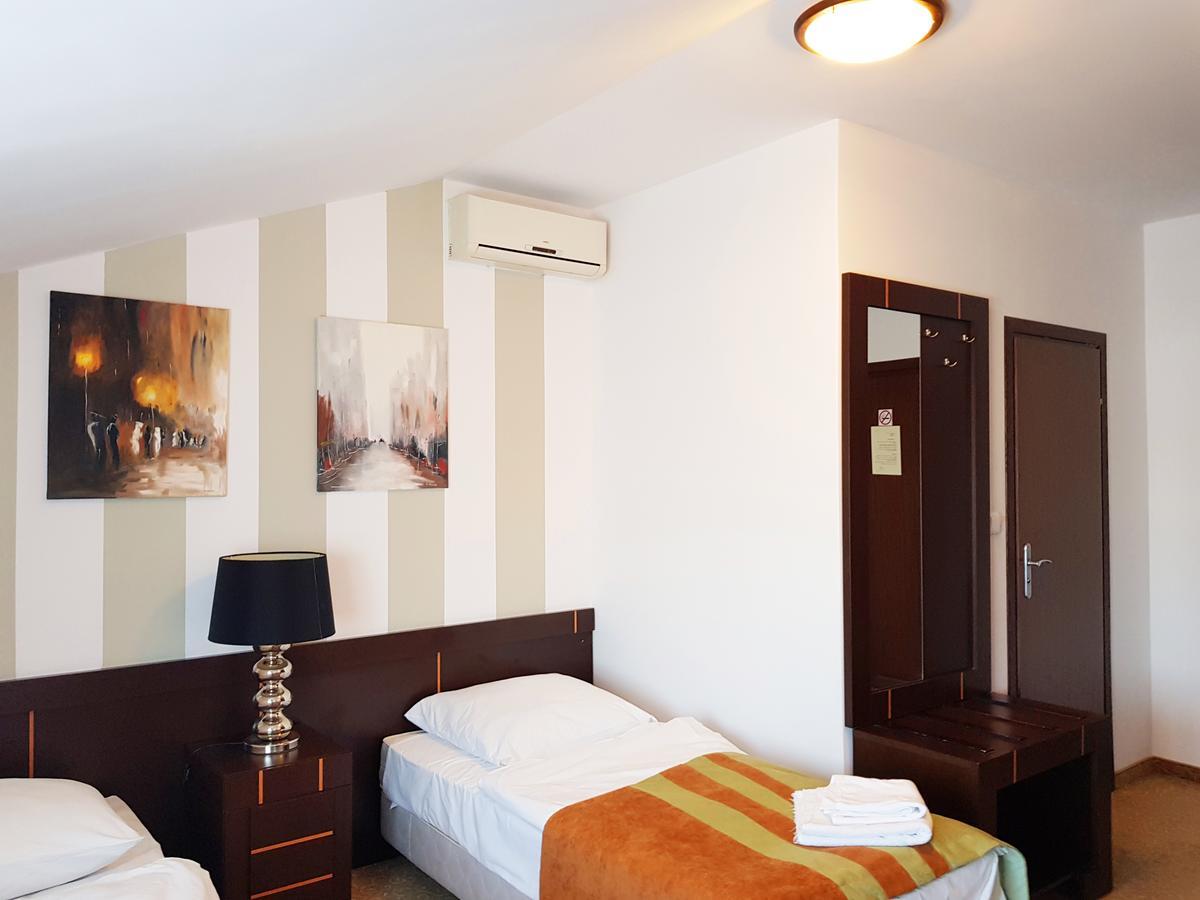Centrum Konferencyjno-Apartamentowe Mrowka Варшава Екстер'єр фото
