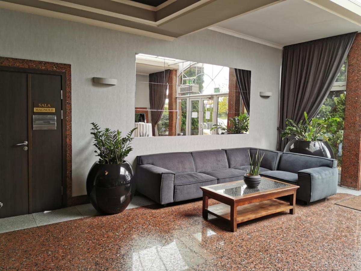 Centrum Konferencyjno-Apartamentowe Mrowka Варшава Екстер'єр фото