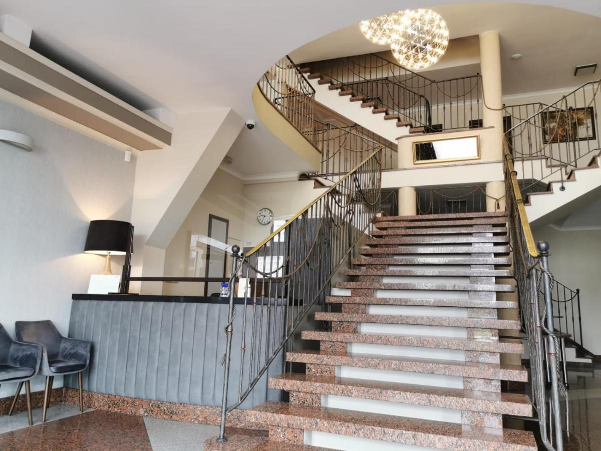 Centrum Konferencyjno-Apartamentowe Mrowka Варшава Екстер'єр фото
